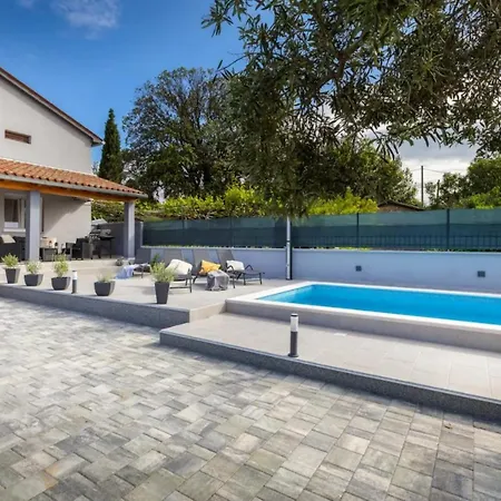 Vila With Private Swiming Pool Pula